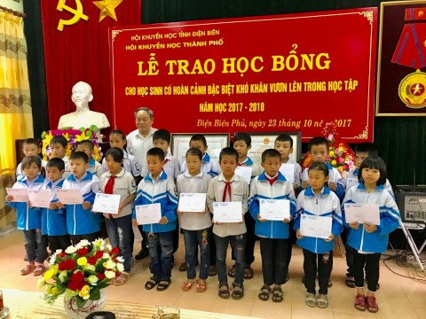Hình ảnh 20 bạn học sinh được Hội khuyến học Tỉnh Điện Biên tặng học bổng