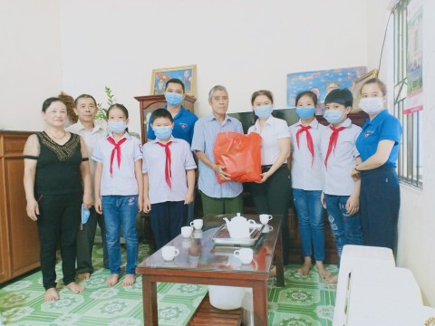 Trường Tiểu học Nam Thanh tổ chức thăm hỏi, tặng quà các gia đình chính sách trên địa bàn phường Nam Thanh nhân dịp kỉ niệm 74 năm ngày thương binh- liệt sĩ (27/7/1947-27/7/2021)