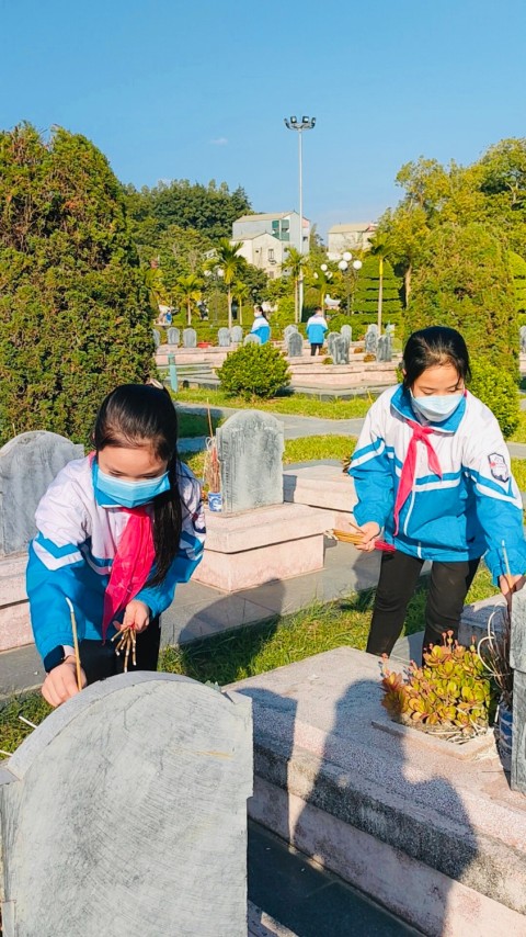 THẦY TRÒ TRƯỜNG TIỂU HỌC NAM THANH VIẾNG NGHĨA TRANG LIỆT SĨ A1 NHÂN NGÀY THÀNH LẬP QUÂN ĐỘI NHÂN DÂN VIỆT NAM (22/12/1944 - 22/12/ 2021)