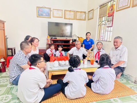 Trường Tiểu học Nam Thanh tổ chức thăm hỏi, tặng quà các gia đình chính sách trên địa bàn phường Nam Thanh nhân dịp kỉ niệm 76 năm ngày thương binh- liệt sĩ (27/7/1947-27/7/2023)