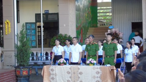 Ảnh tư liệu của nhà trường: Công an phường Nam Thanh tuyên truyền ATGT cho các em học sinh nhà trường