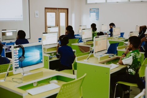 Ảnh minh họa: học sinh tiểu học học trong phòng máy tính