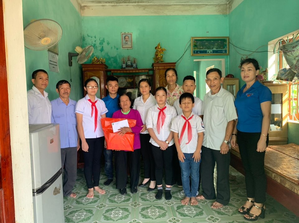 TRƯỜNG TIỂU HỌC NAM THANH THĂM, TẶNG QUÀ 3 GIA ĐÌNH CHÍNH SÁCH NHÂN 73 NĂM NGÀY THƯƠNG BINH LIỆT SỸ