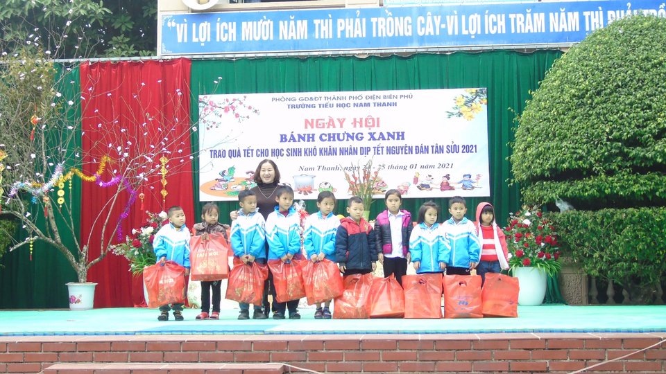 SÔI NỔI NGÀY HỘI BÁNH CHƯNG XANH – TRAO QUÀ TẾT CHO HỌC SINH CÓ HOÀN CẢNH KHÓ KHĂN