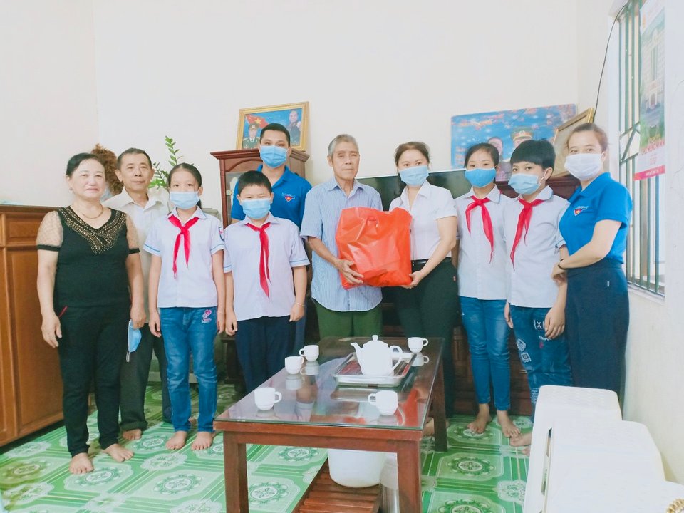 Trường Tiểu học Nam Thanh tổ chức thăm hỏi, tặng quà các gia đình chính sách trên địa bàn phường Nam Thanh nhân dịp kỉ niệm 74 năm ngày thương binh- liệt sĩ (27/7/1947-27/7/2021)