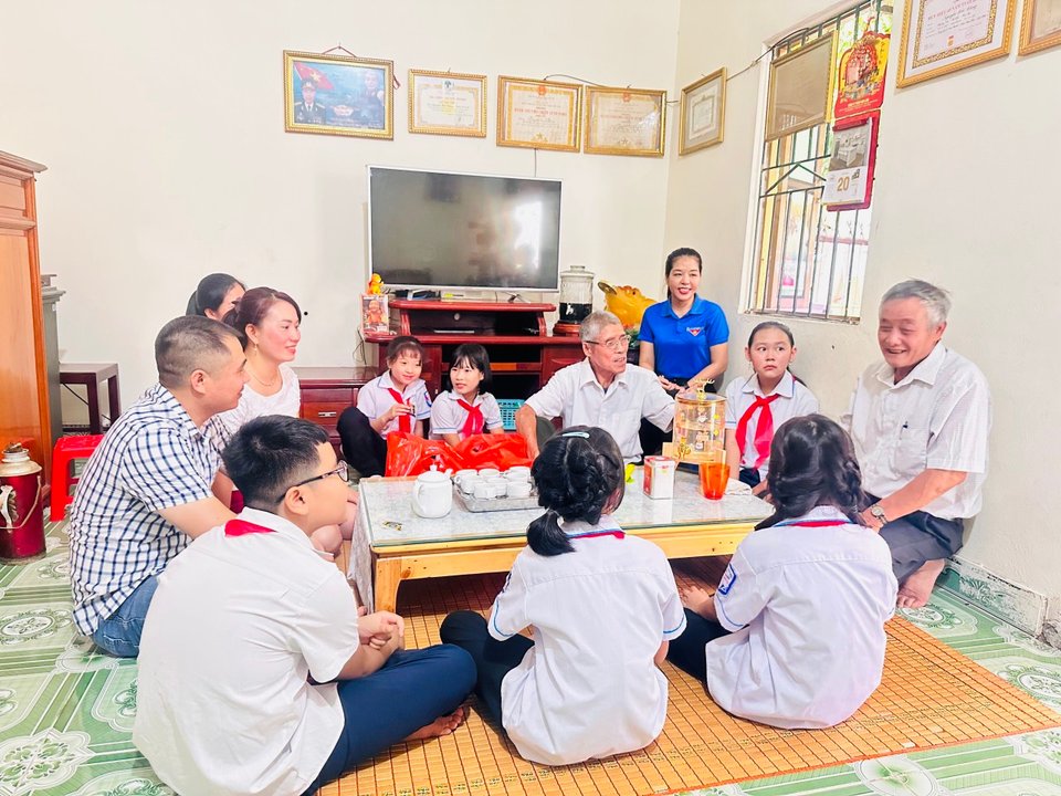 Trường Tiểu học Nam Thanh tổ chức thăm hỏi, tặng quà các gia đình chính sách trên địa bàn phường Nam Thanh nhân dịp kỉ niệm 76 năm ngày thương binh- liệt sĩ (27/7/1947-27/7/2023)