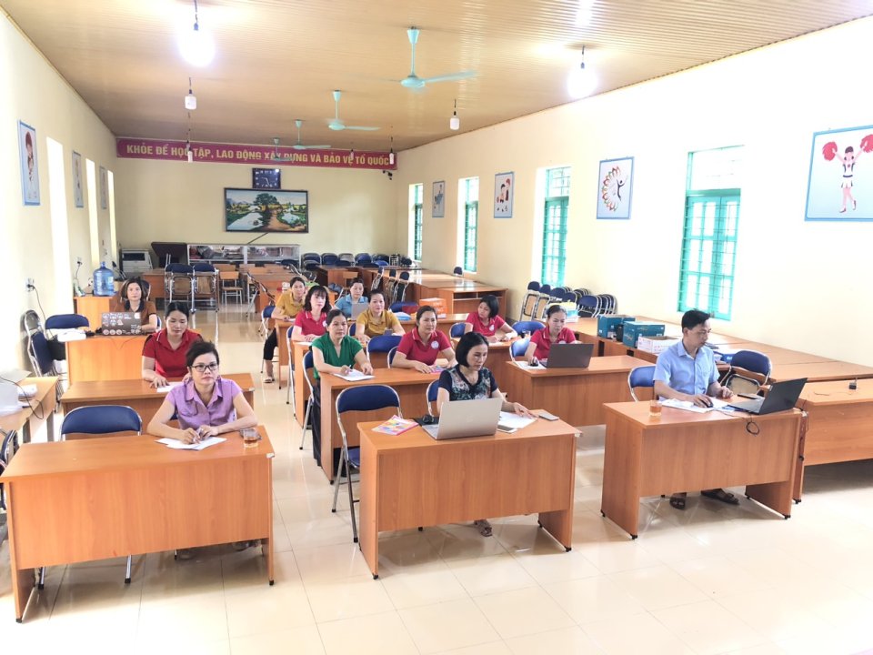 Bài truyền thông về tập huấn, bồi dưỡng giáo viên sử dụng sách giáo khoa lớp 5 của trường Tiểu học Số 1 Thanh Xương, huyện Điện Biên