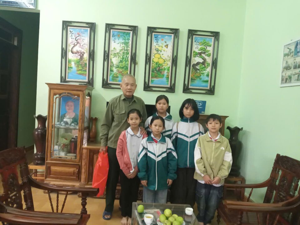 TRƯỜNG TIỂU HỌC SỐ 1 XÃ THANH XƯƠNG TỔ CHỨC THĂM HỎI CÁC CỤ CAO TUỔI NHÂN NGÀY 22/12