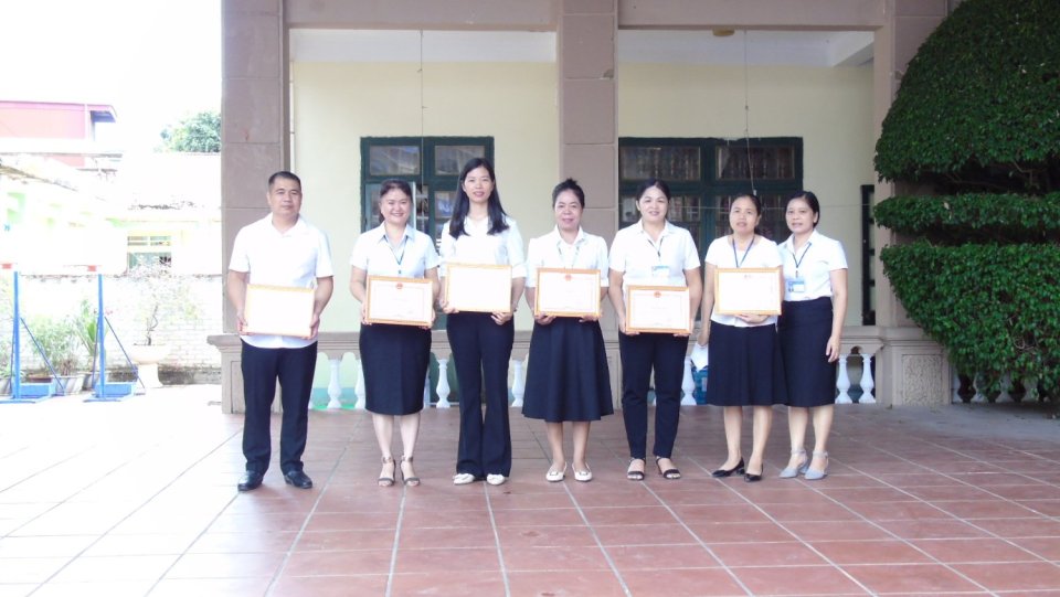 Ảnh tư liệu của nhà trường: Trao phần thưởng cho GV và HS đạt thành tích trong năm học 2022-2023