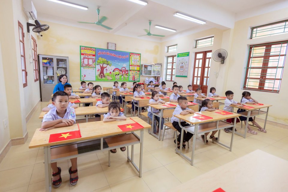 Ảnh minh họa: lớp học tiểu học với học sinh ngồi học ngay ngắn
