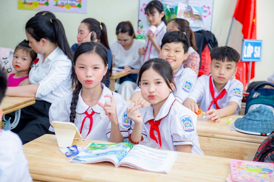 Ảnh minh họa: lớp học tiểu học với học sinh quàng khăn đỏ