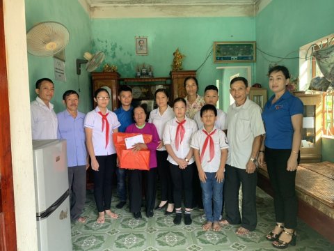 Tặng quà ngày 27-7 các gia đình chính sách