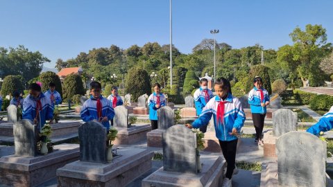 Ảnh Viếng nghĩa trang liệt sĩ năm 2022 – 34