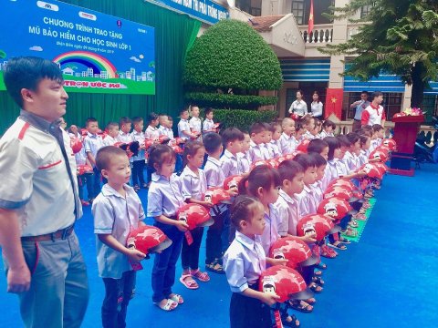 Ảnh Chương trình trao mũ bảo hiểm cho học sinh lớp 1 – 2