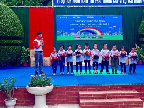 Ảnh Chương trình trao mũ bảo hiểm cho học sinh lớp 1 – 8
