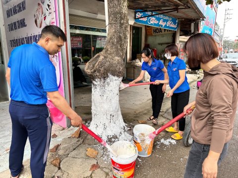 Ảnh Chi đoàn trường TH Nam Thanh quét vôi dọc đường 279 – 4