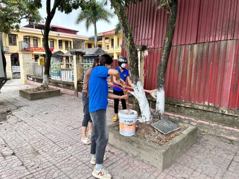 Ảnh Chi đoàn trường TH Nam Thanh quét vôi dọc đường 279 – 5