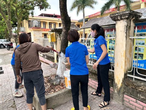 Ảnh Chi đoàn trường TH Nam Thanh quét vôi dọc đường 279 – 8