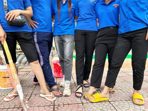 Ảnh Chi đoàn trường TH Nam Thanh quét vôi dọc đường 279 – 20