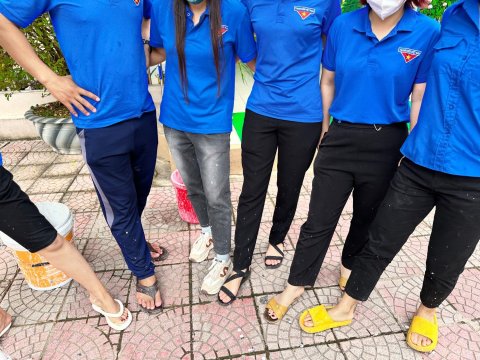 Ảnh Chi đoàn trường TH Nam Thanh quét vôi dọc đường 279 – 22