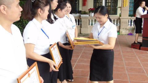Ảnh Trao phần thưởng cho GV và HS đạt thành tích trong năm học 2022-2023 – 8