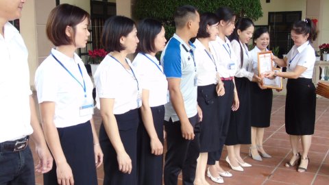 Ảnh Trao phần thưởng cho GV và HS đạt thành tích trong năm học 2022-2023 – 10