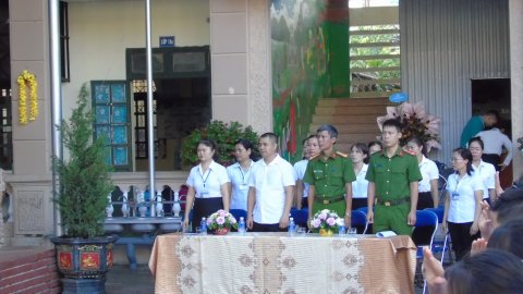 Ảnh Công an phường Nam Thanh tuyên truyền ATGT cho các em học sinh nhà trường – 3