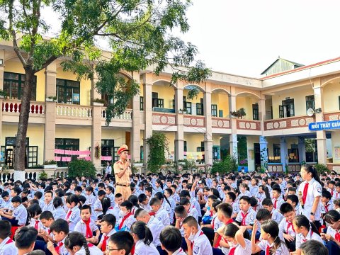 Ảnh Phòng CSGT Thành phố tuyên truyền cho học sinh luật ATGT – 2