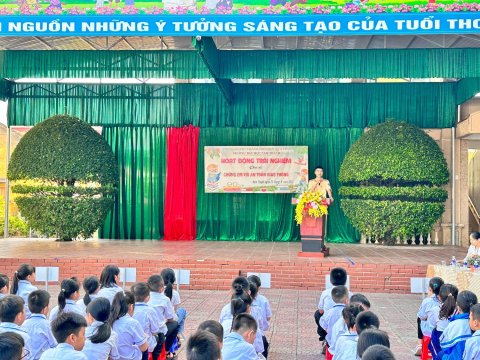 Ảnh Phòng CSGT Thành phố tuyên truyền cho học sinh luật ATGT – 12