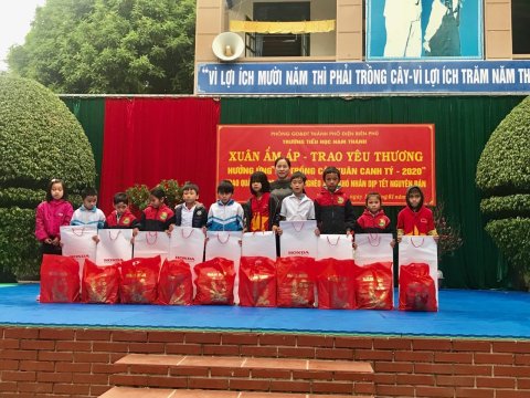 Ảnh Trường TH Nam Thanh hưởng ứng tết trồng cây và tổ chức trao quà tết cho các em học sinh nghèo vượt khó – 9